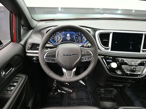 New 2026 Chrysler Pacifica Select AWD/4WD image 18