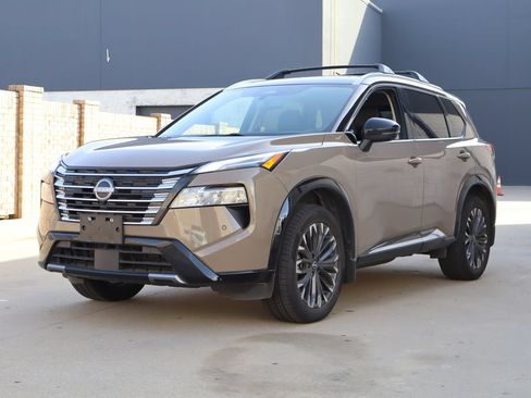 Used 2024 Nissan Rogue Platinum w/ Platinum Premium Package FWD image 2