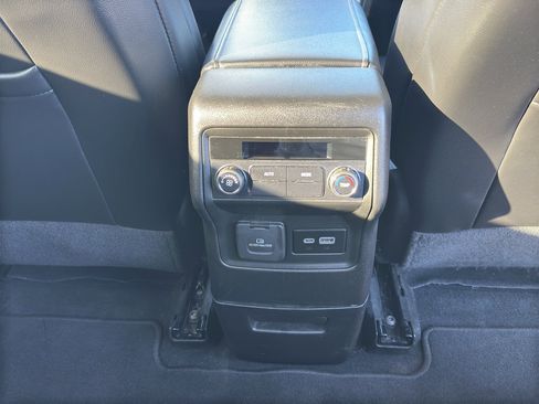 Used 2023 GMC Acadia SLT image 33