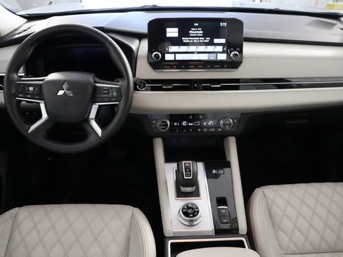 Used 2024 Mitsubishi Outlander SEL image 2