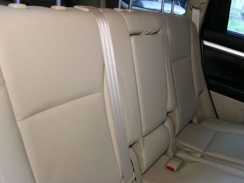 Used 2018 Toyota Highlander XLE AWD/4WD image 14