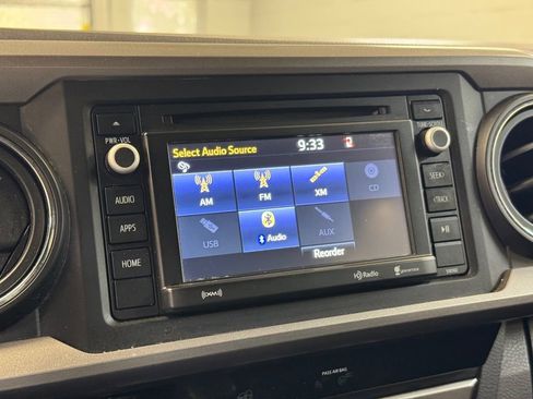 Used 2018 Toyota Tacoma SR5 w/ Four Season Floor Mat Package AWD/4WD image 35