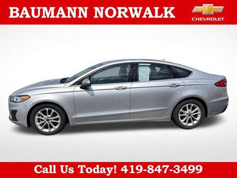 Used 2019 Ford Fusion SE FWD image 2