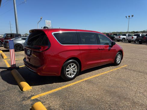 New 2026 Chrysler Pacifica Select image 5