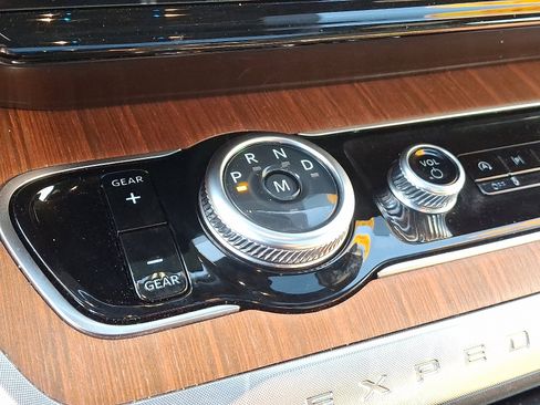 Used 2025 Ford Expedition King Ranch image 17