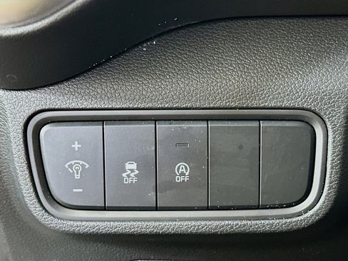Used 2025 Kia Soul LX w/ LX Technology Package FWD image 17