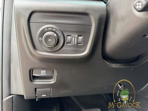 Used 2023 Jeep Grand Cherokee Limited w/ Luxury Tech Group II image 12