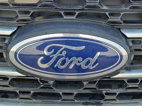 Used 2023 Ford Explorer XLT image 11