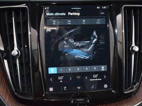 Used 2024 Volvo XC60 B5 Plus image 25