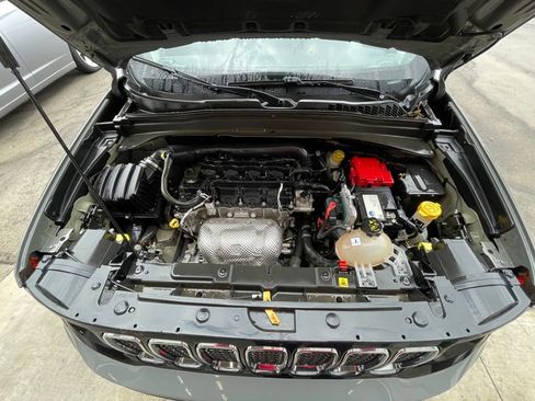Used 2021 Jeep Renegade Latitude FWD image 30