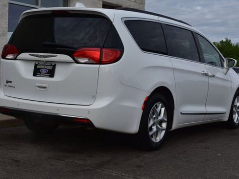 Used 2017 Chrysler Pacifica Touring-L w/ Tire & Wheel Group FWD image 15