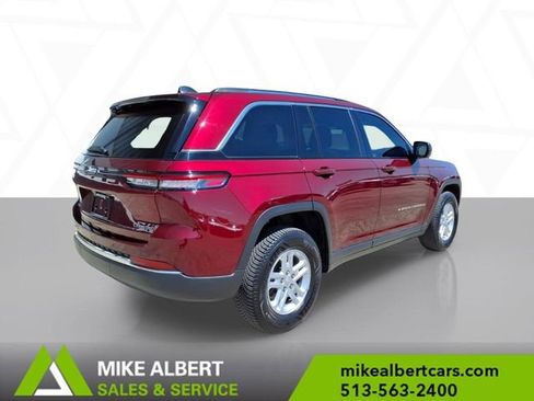 Used 2023 Jeep Grand Cherokee Laredo AWD/4WD image 7