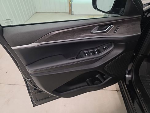 Used 2025 Jeep Grand Cherokee Limited w/ Trailer Tow Package image 12