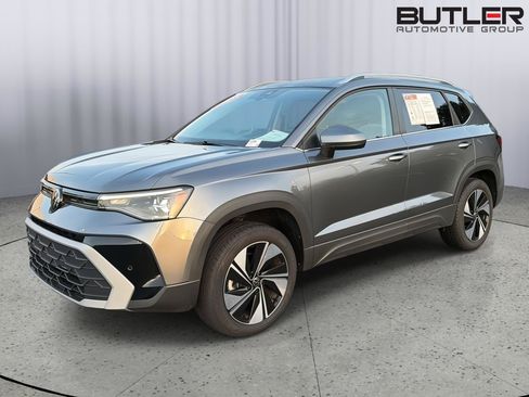 Used 2025 Volkswagen Taos SE AWD/4WD image 2