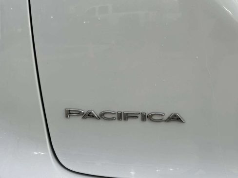 Used 2018 Chrysler Pacifica Touring-L FWD image 37