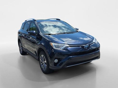 Used 2018 Toyota RAV4 XLE AWD/4WD image 2