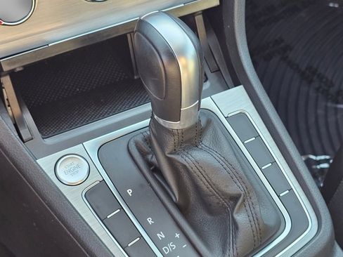 Used 2017 Volkswagen Golf SE image 12