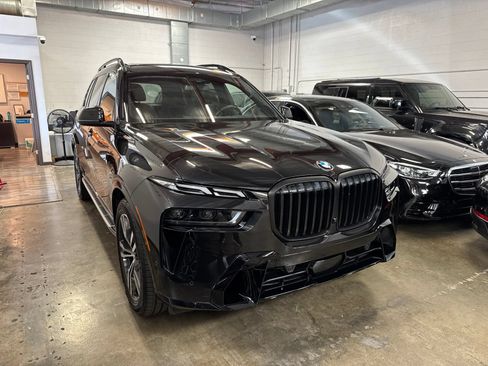 Used 2024 BMW X7 xDrive40i w/ M Sport Package AWD/4WD image 3