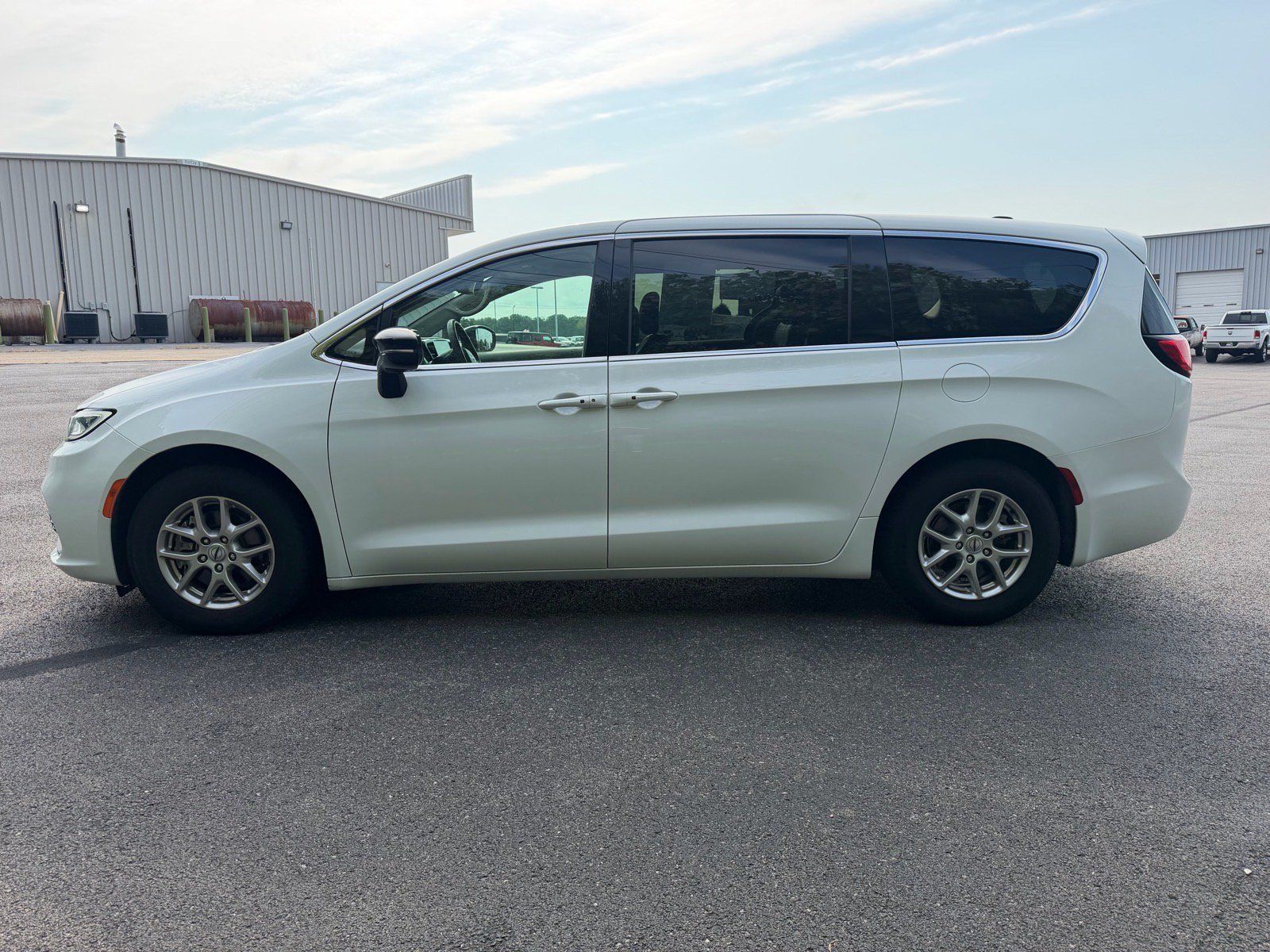 Used 2024 Chrysler Pacifica Touring-L FWD image 9
