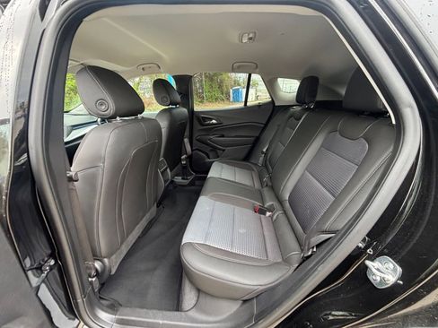 Used 2025 Chevrolet Trax LT w/ LT Convenience Package image 27