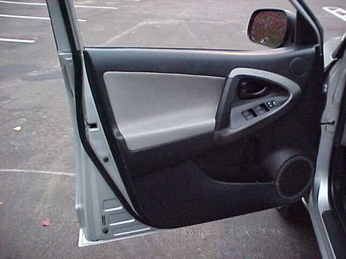 Used 2011 Toyota RAV4 Base 4x4 4dr SUV w/ Preferred Premium Pkg image 17