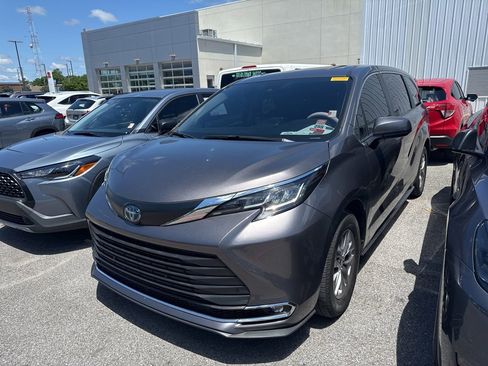 Used 2023 Toyota Sienna XLE FWD image 1