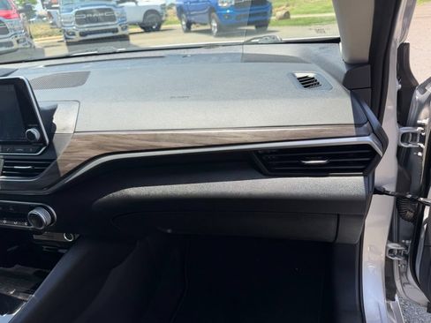 Used 2024 Nissan Altima 2.5 SV FWD image 31