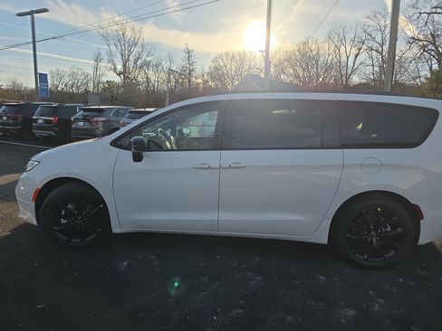 New 2026 Chrysler Pacifica Limited w/ S Appearance Package image 18