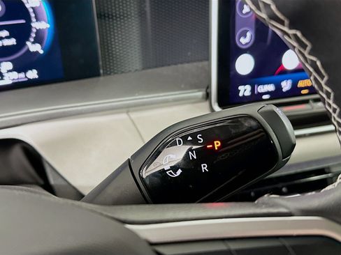 Used 2025 Volkswagen Tiguan SE image 24