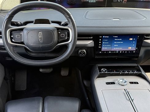 Used 2025 Lincoln Navigator Reserve image 12