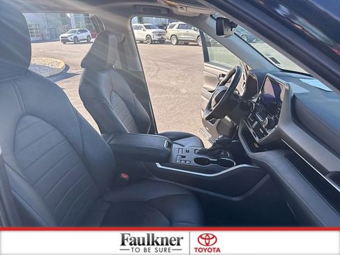 Used 2024 Toyota Highlander XLE image 18