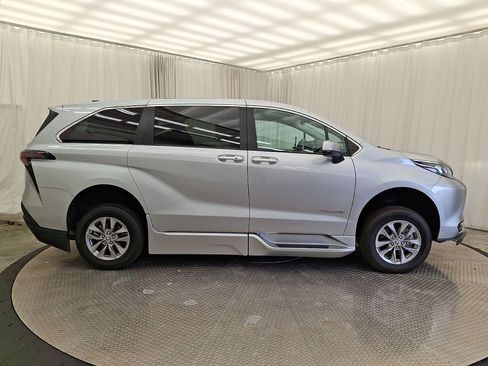 Used 2024 Toyota Sienna LE FWD image 28