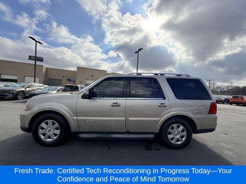 Used 2005 Lincoln Navigator image 2