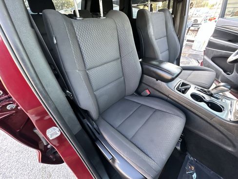 Used 2019 Jeep Grand Cherokee Laredo image 28