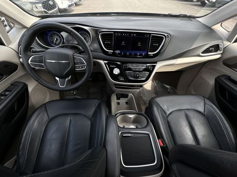 Used 2023 Chrysler Pacifica Touring-L FWD image 23