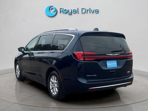 Used 2021 Chrysler Pacifica Touring-L w/ Uconnect Theater Family Group FWD image 4