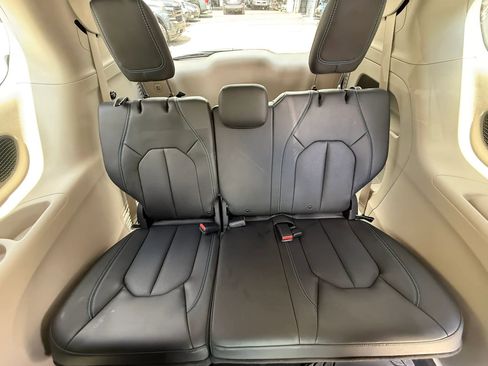 Used 2021 Chrysler Pacifica Touring-L w/ Premium & Safety Sphere Group FWD image 17