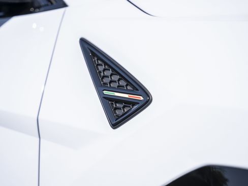 Used 2025 Lamborghini Urus SE AWD/4WD image 13