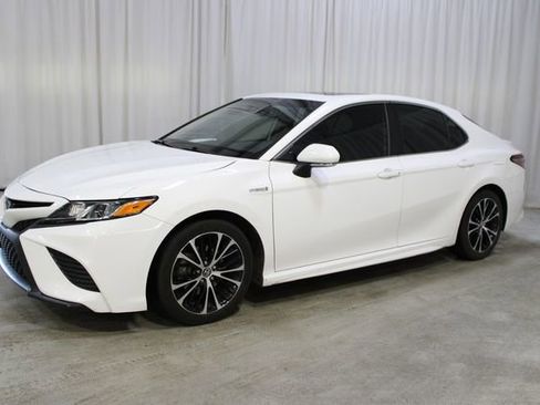 Used 2019 Toyota Camry SE w/ Sunroof Package image 28