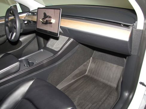 Used 2024 Tesla Model Y Performance AWD/4WD image 16