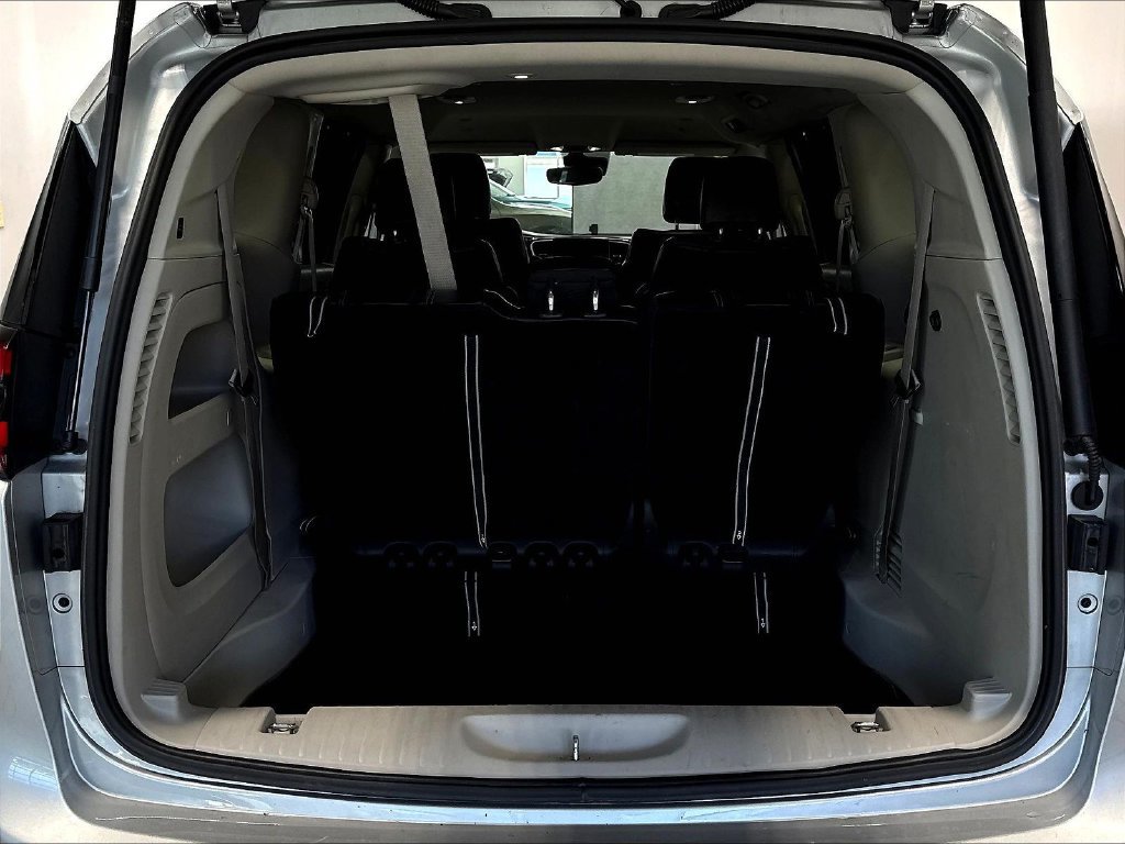 Used 2024 Chrysler Pacifica Touring-L FWD image 9