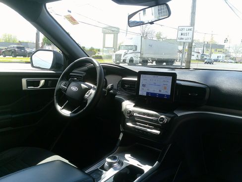 Used 2020 Ford Explorer XLT w/ Comfort Package AWD/4WD image 24