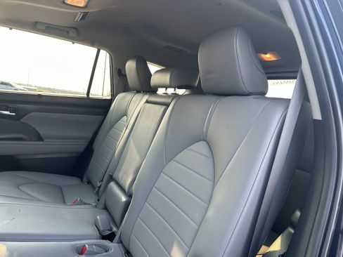 Used 2021 Toyota Highlander XLE AWD/4WD image 22