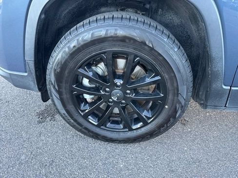 Used 2021 Jeep Cherokee Latitude Plus AWD/4WD image 9