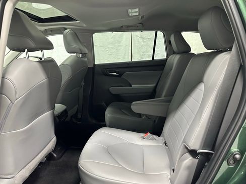 Used 2025 Toyota Highlander XLE image 52