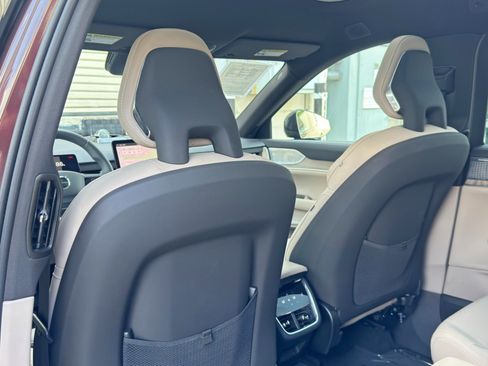 Used 2025 Volvo EX90 Ultra AWD/4WD image 35