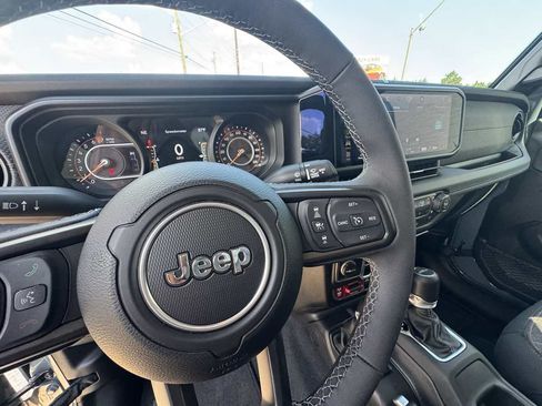 Used 2025 Jeep Gladiator Mojave w/ Convenience Group AWD/4WD image 14