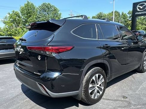 Used 2021 Toyota Highlander XLE AWD/4WD image 5