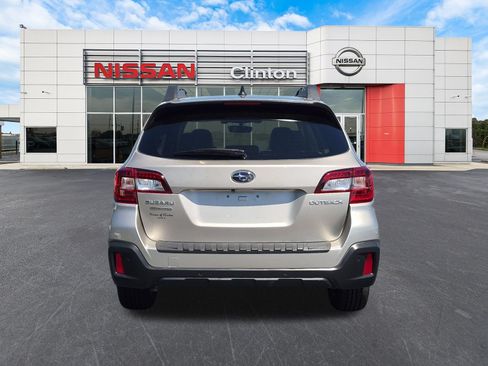 Used 2018 Subaru Outback 2.5i Limited AWD/4WD image 4