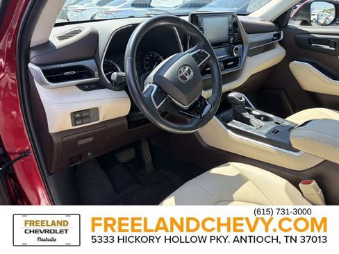 Used 2020 Toyota Highlander XLE FWD image 28